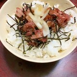 ごま油香るブリのたたきの玉ねぎ丼。